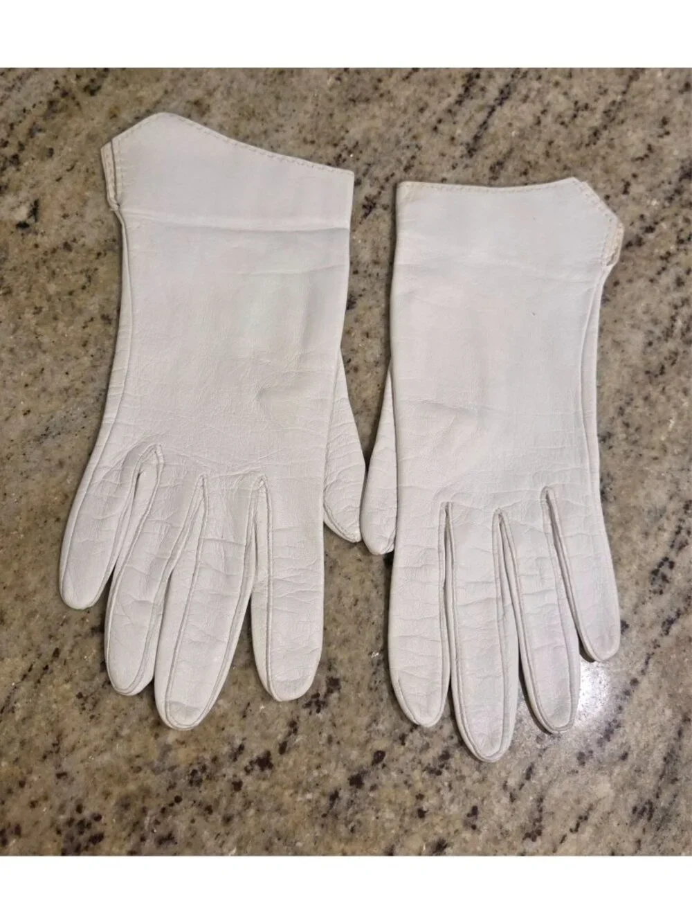 Vintage Womens Size 6.5 S/M White Soft Leather Formal Silk Lined Gloves